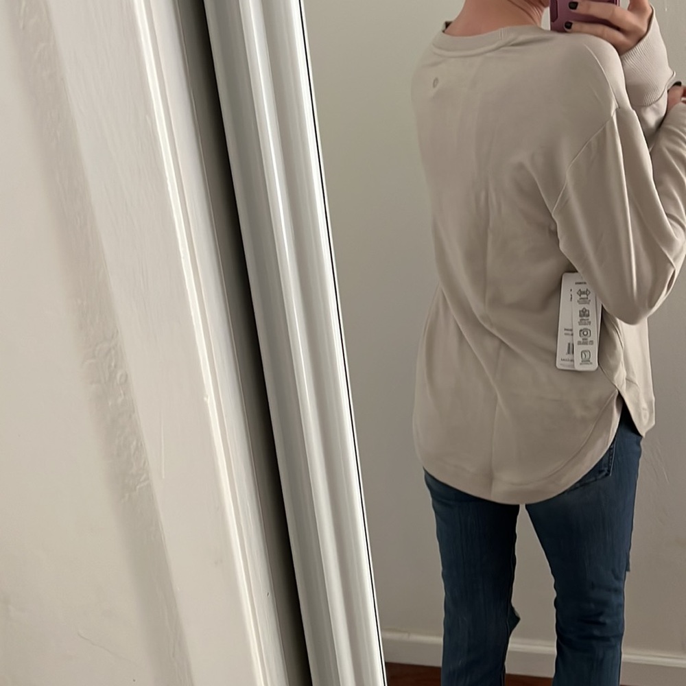NWT Soft Rounded Hem Tee with Thumb Holes - Picture 5 of 13